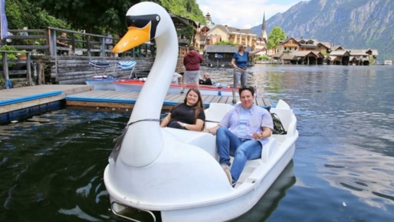 Galina und Daniela aus Wien im Schwanenboot (Bild: Reinhard Hörmandinger )