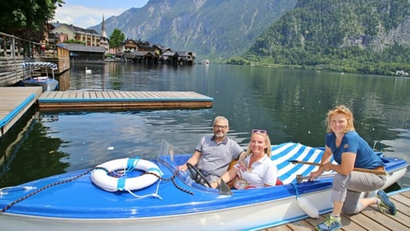 Sandra und Michael Bauer aus Vorarlberg liehen sich bei Margit Kraft ein Elektroboot. (Bild: Reinhard Hörmandinger )