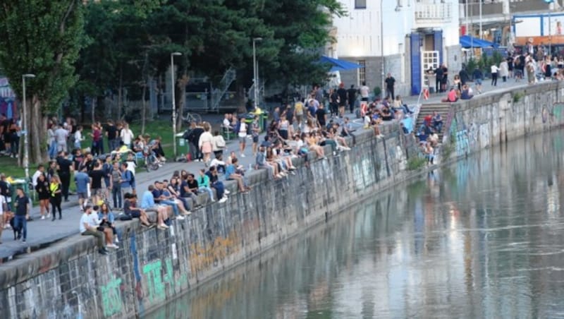 Beliebter Treff, auch vor der Corona-Zeit: Die Stadt Wien will die Situation am Donaukanal genauestens beobachten. (Bild: Peter Tomschi )