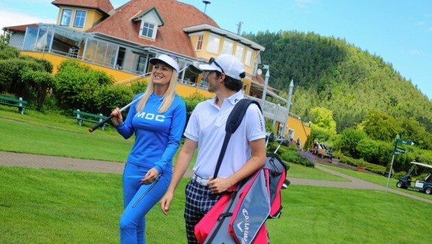 Diane und Konstantin präsentierten für die „Krone“ im Golfpark Klopeinersee die aktuellen Trends der Golfmode. (Bild: Evelyn Hronek Kamerawerk)