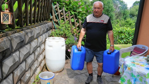 Auch so sieht Wasserversorgung in Graz aus: Hans Kögler muss die Kanister mühsam heranschleppen. (Bild: Christian Jauschowetz)