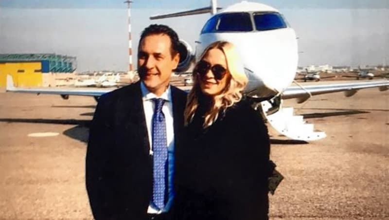 Schnappschuss von Strache und Philippa vor einem Privatjet (Bild: zVg)