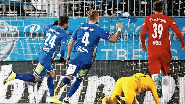 Hartberg hat gegen Salzburg schon gejubelt: Im Dezember 2019 hatten Tadic, Huber und Co. die Bullen beim 2:2 am Rande der Niederlage. (Bild: ERWIN SCHERIAU / APA / picturedesk.com)
