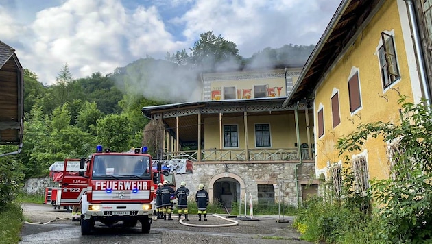 Die alte Villa stand am Dienstag in Brand. (Bild: Tschepp Markus)