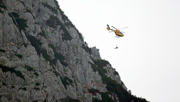 Die Bergwacht forderte einen Hubschrauber mit Rettungswinde an. (Bild: BRK BGL)