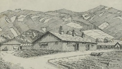 Ansicht des Internierungslagers „Camp 373“ in Wolfsberg gegen die Koralpe – die Zeichnung stammt von Rudolf Schneider, etwa im Jahr 1945. (Bild: Kärntner Landesarchiv)