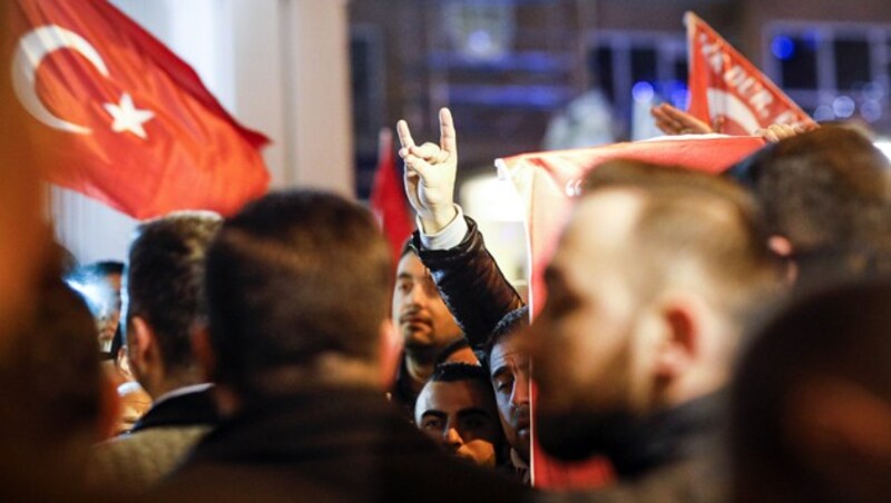 Einige Vertreter der „Grauen Wölfe“ in Rotterdam - die rechtsextreme Organisation ist in mehreren westeuropäischen Großstädten aktiv. (Bild: AFP)