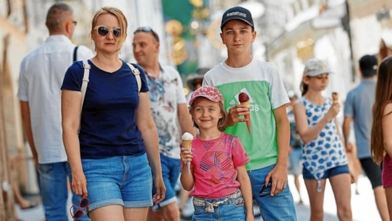 Deutsche Touristen strömen in die Salzburger Innenstadt: Lara, Alena und Ivan (Bild: Markus Tschepp)