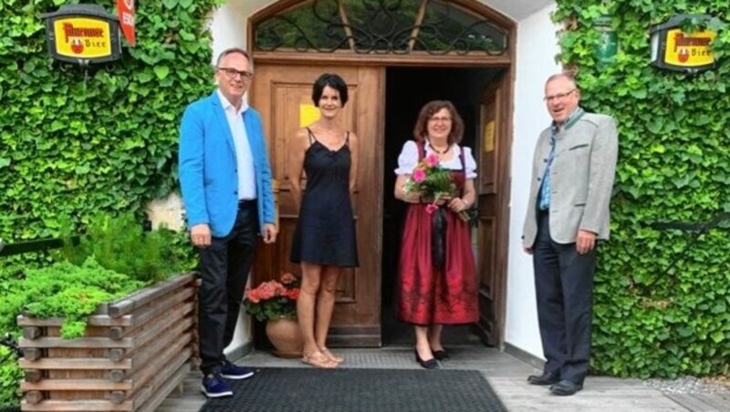 Nationalratsabgeordneter Karl Schmidhofer (li.) gratulierte Cäcilia Spreitzer und ihrem Team zu einem Wahltriumph in St. Georgen/K. (Bild: STVP)