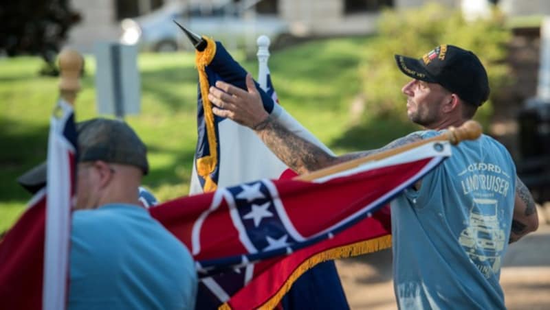 Während der Abstimmung im Parlament von Mississippi demonstrierten Menschen außerhalb für die Beibehaltung der umstrittenen Flagge. (Bild: AFP)