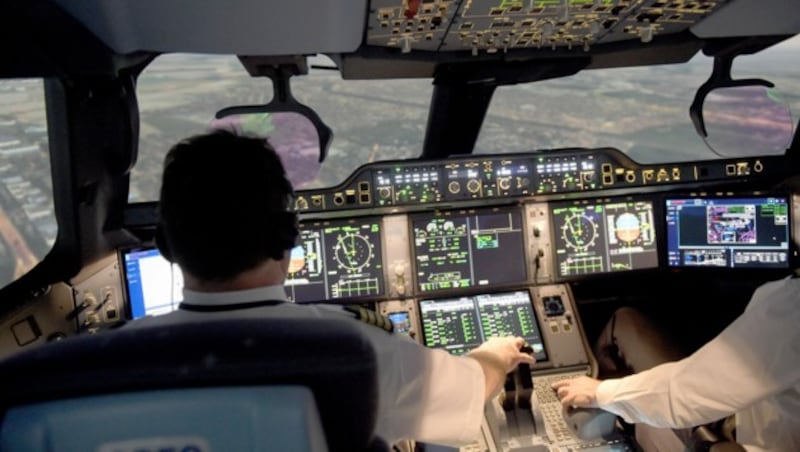 Piloten trainieren an einem Flugzeugsimulator am Trainingsgelände von Airbus am Pariser Flughafen Charles de Gaulle. (Bild: AFP)