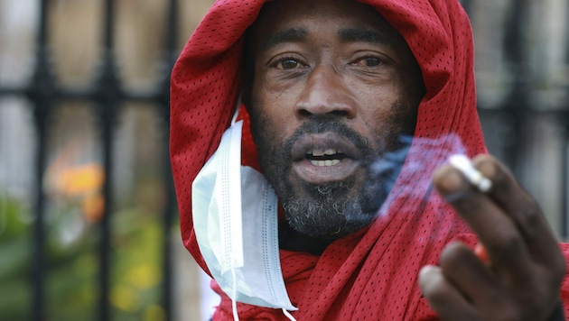 Ein südafrikanischer Raucher protestiert mit einer Zigarette in der Hand gegen den Tabak-Bann der Regierung. (Bild: AP)