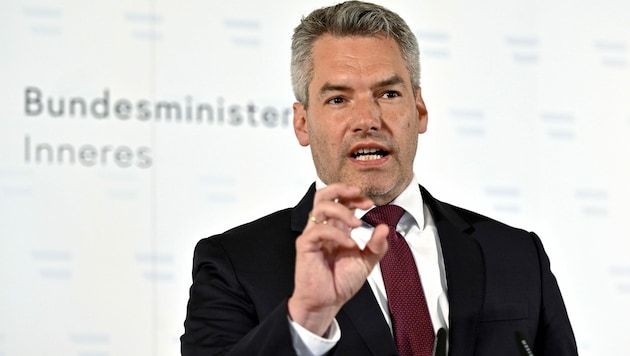 Innenminister Karl Nehammer (ÖVP) ist stolz auf die Task-Force-Ermittler. (Bild: APA/Herbert Neubauer)