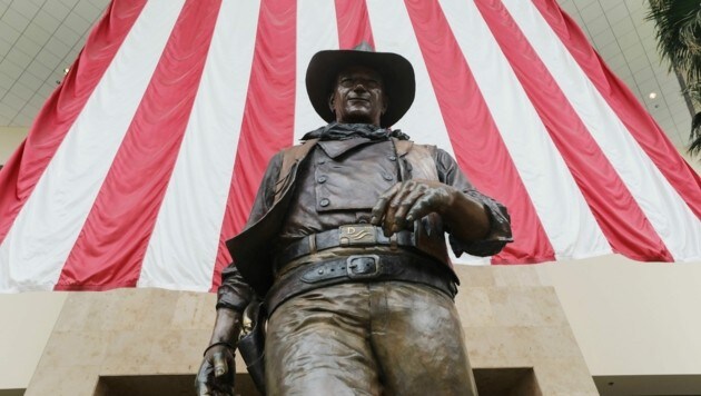 Eine Statue von John Wayne ziert den gleichnamigen Flughafen. (Bild: 2020 Getty Images)