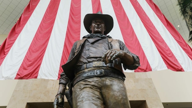 Eine Statue von John Wayne ziert den gleichnamigen Flughafen. (Bild: 2020 Getty Images)