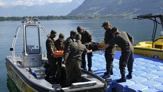 Rekruten beim Bootsdienst am Zeller See (Bild: Bundesheer)