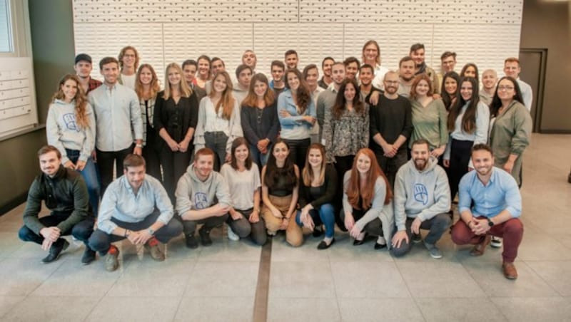 Das Team von GoStudent rund um CEO Felix Ohswald (ganz hinten, sechster von rechts) (Bild: Stefan Knittel)