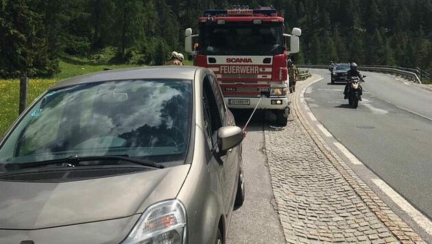 Das Auto wurde von einer Mauer aufgehalten (Bild: FF Obertauern)