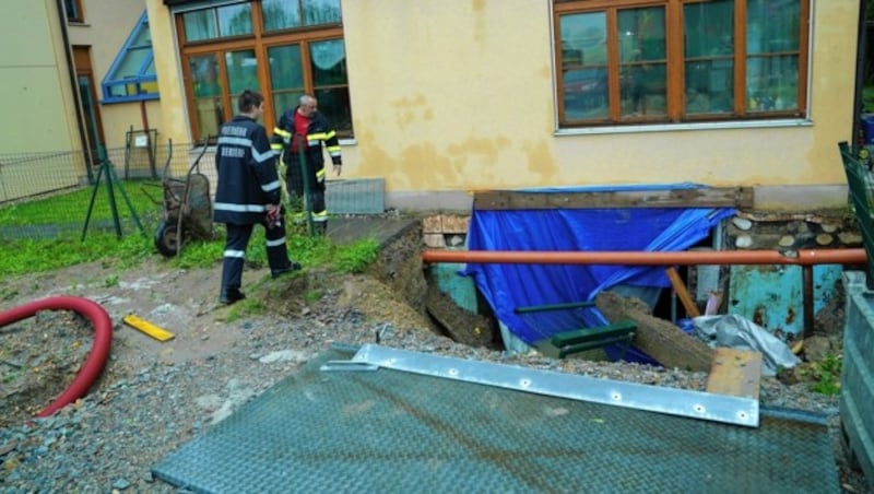 Beim Kindergarten Flöcking brach eine Mauer ein. (Bild: Pail Sepp)