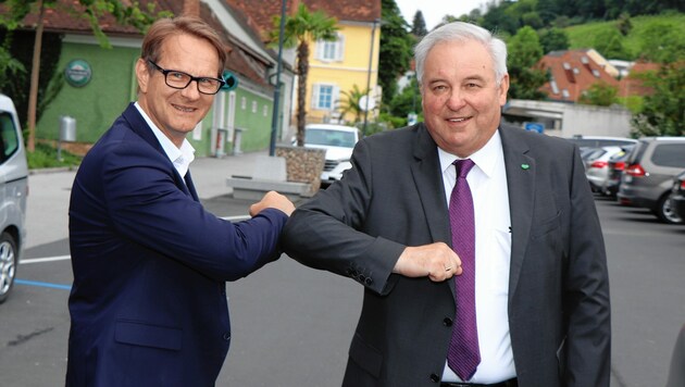 ÖVP-Chef Hermann Schützenhöfer (bei der „Ellbogen-Begrüßung“ mit Wahlsieger Marcus Martschitsch aus Hartberg) jubelte über Top-Resultate. (Bild: STVP/Alfred Mayer)