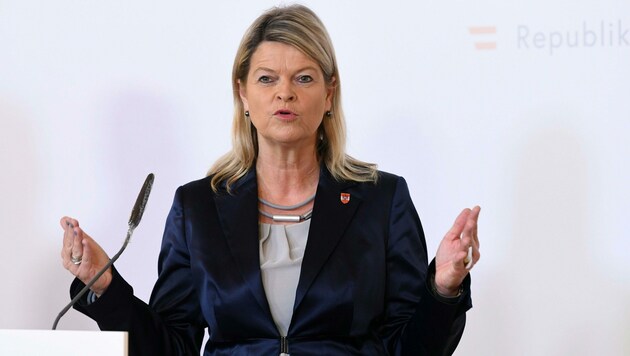 Verteidigungsministerin Klaudia Tanner (ÖVP) (Bild: APA/HELMUT FOHRINGER)