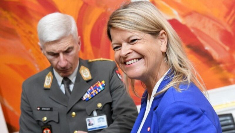 Generalstabschef Robert Brieger und Verteidigungsministerin Klaudia Tanner (Bild: APA/ROLAND SCHLAGER)