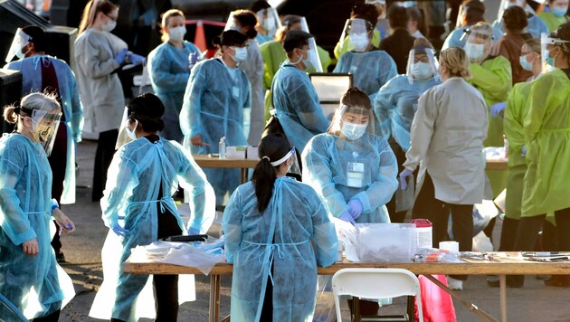 Medizinisches Personal bei Coronavirus-Tests in Phoenix, Arizona (Bild: AP)