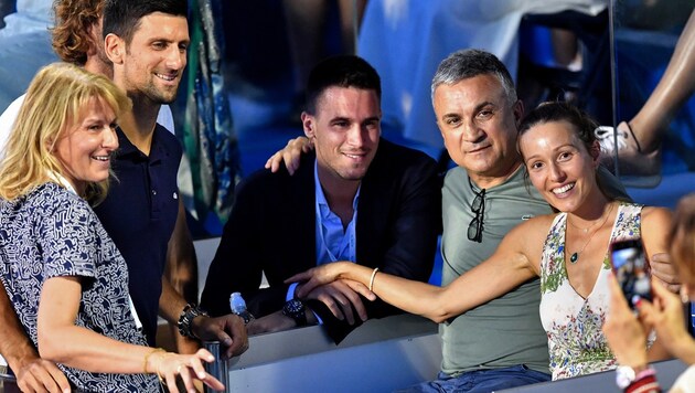 Von Links: Mutter Dijana, Novak Djokovic, Novaks Bruder Djordje, Vater Srdjan, Ehefrau Jelena (Bild: APA/AFP /Andrej Isakovic)
