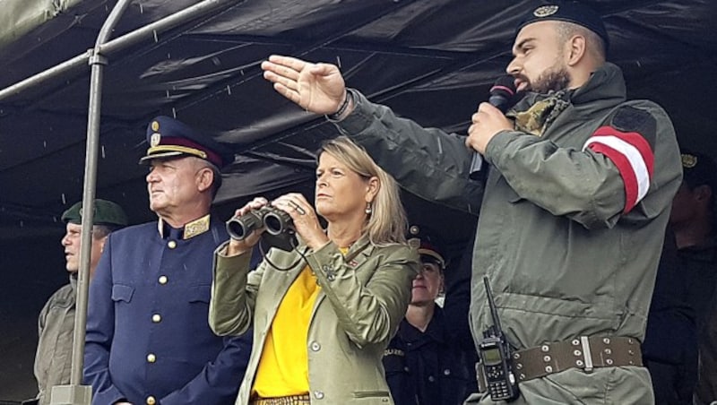 Verteidigungsministerin Klaudia Tanner anlässlich eines Besuches bei Miliz-Soldaten des Jägerbataillons Steiermark und der Jägerkompanie Deutschlandsberg an der Grenze in Spielfeld am 25.6. (Bild: APA/Peter Kolb)