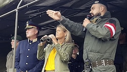 Verteidigungsministerin Klaudia Tanner anlässlich eines Besuches bei Miliz-Soldaten des Jägerbataillons Steiermark und der Jägerkompanie Deutschlandsberg an der Grenze in Spielfeld am 25.6. (Bild: APA/Peter Kolb)