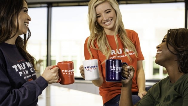 Im Wahlkampf-Shop der Trump-Kampagne werden unter anderem Trump-T-Shirts und -Häferl verkauft. (Bild: shop.donaldjtrump.com)