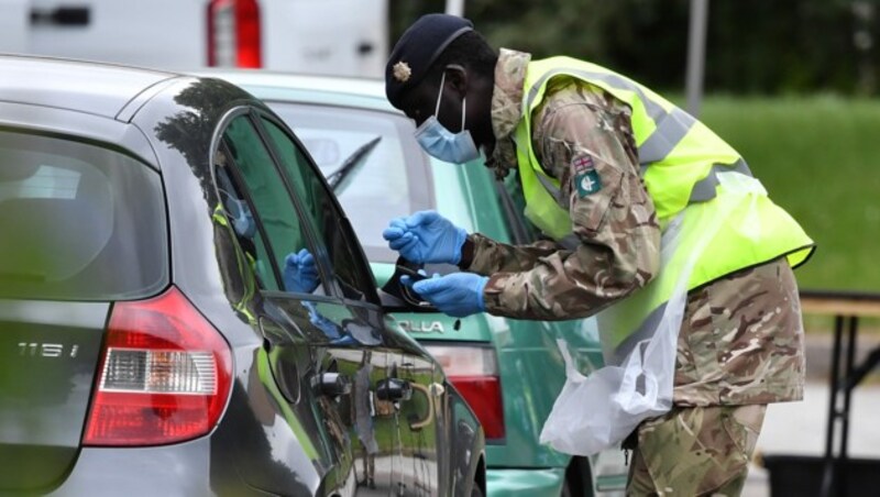 Ein Soldat der britischen Armee notiert die persönlichen Daten einer Person, die in Leicester durch eine mobile Corona-Teststation fährt. (Bild: AFP)