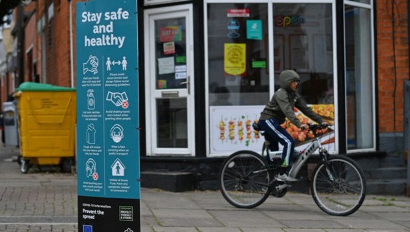 Überall in der Stadt Leicester weisen Hinweisschilder auf die Social-Distancing- und Vorsichtsmaßnahmen der Regierung hin. (Bild: AFP )