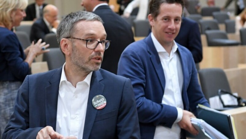 FPÖ-Klubchef Herbert Kickl (l.) und Reinhard Teufel (Bild: APA/ROLAND SCHLAGER)