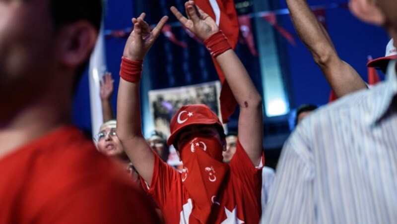 Der in Österreich verbotene Gruß der rechtsextremen, türkischen „Grauen Wölfe“ - hier in einer Aufnahme aus der Türkei (Bild: AFP)