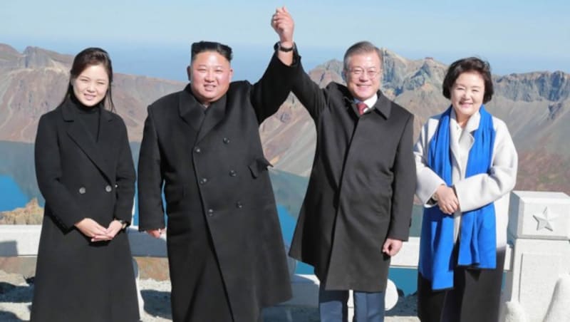 Ein Bild aus besseren Zeiten zeigt den nordkoreanischen Machthaber Kim Jong Un mit seiner Frau Ri Sol Ju und den südkoreanischen Präsidenten Moon Jae In mit seiner Frau Kim Jung Sook am Gipfel des Paektusan im September 2018. (Bild: AFP)