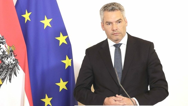 Innenminister Karl Nehammer (ÖVP) möchte das Vertrauen der Bevölkerung in das BVT wiederherstellen. (Bild: APA/BUNDESKANZLERAMT/REGINA AIGNER)