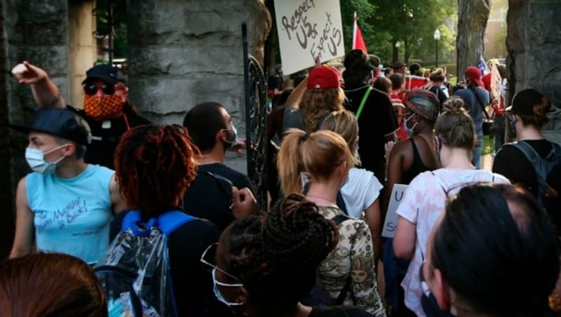 Die Demonstranten in der US-Stadt St. Louis wollten zum Haus der Bürgermeisterin und benutzten dazu eine Privatstraße. (Bild: AP)