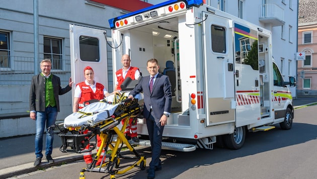 RK-Geschäftsführer Thomas Märzinger (li.) mit Notfallsanitätern Gabriela Hein und Jörg Asanger sowie Sponsor Martin Hirnschrot (re. ) bei der Übergabe des Intensivtransportwagens (Bild: Wolfgang Simlinger)