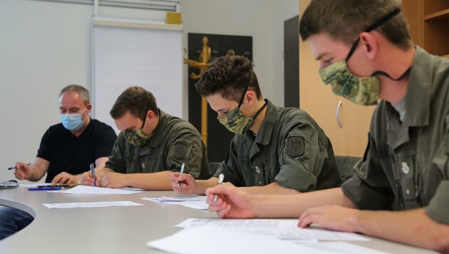 Soldaten haben Bürodienst bereits begonnen (Bild: Helmut Steger)