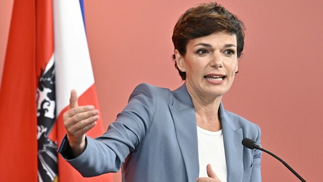 SPÖ-Bundesparteiobfrau Pamela Rendi-Wagner ist wegen der möglichen Umstrukturierungen des Bundesheeres in Sorge um Österreichs UNO- und EU-Missionen. (Bild: APA/Hans Punz)