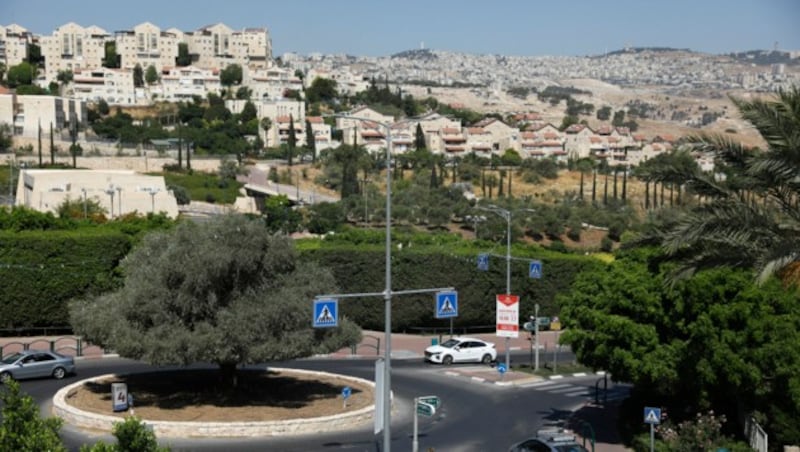 Die israelische Siedlung Maale Adummim ist die größte im besetzten Westjordanland. Im Hintergrund ist die Skyline von Jerusalem zu sehen. (Bild: AFP )