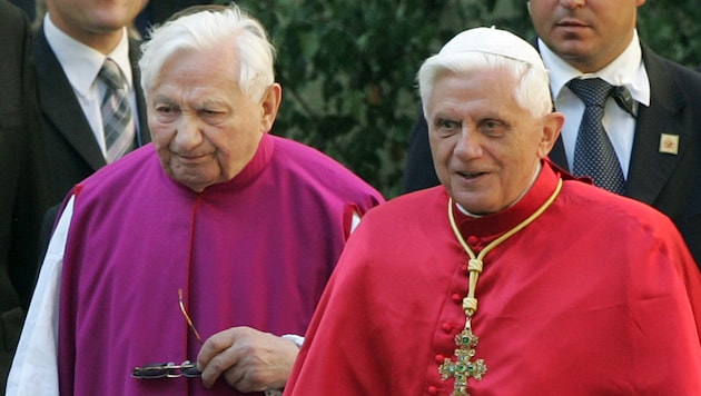 Georg Ratzinger (links) und sein Bruder Joseph auf einer Archivaufnahme aus dem Jahr 2006 (Bild: AP)