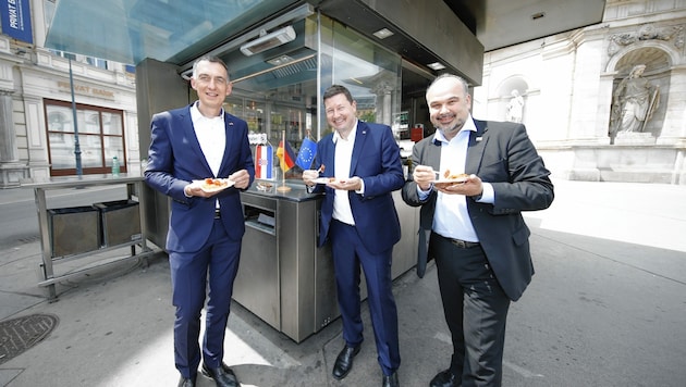 Die Botschafter Ralf Beste (Deutschland), Martin Selmayr (EU) und Daniel Gluncic (Kroatien) beim Würstelstand (v. li.) (Bild: Reinhard Holl)