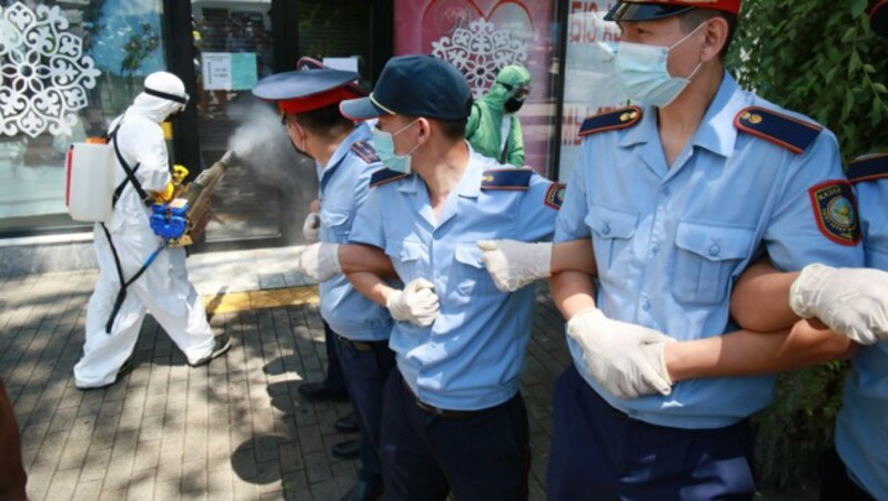 Strenge Polizeikontrollen in Kasachstan (Bild: AFP)