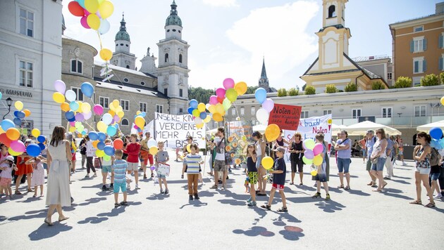 Am Mozartplatz protestierten rund 100 Schüler, Lehrer und Eltern gegen das Ziffernsystem. (Bild: Camera Suspicta / Susi Berger)