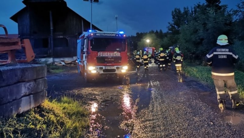 Einsatz der Feuerwehr nach einem Blitzschlag in Mettersdorf/Saßbach (Bild: Presseteam BFVRA / Konrad)