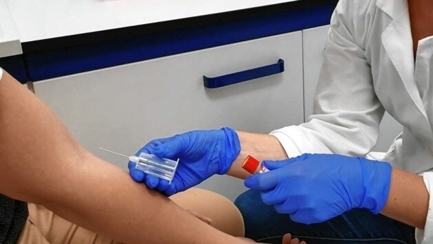 Für den Neutralisationstest, also die Suche nach einer etwaigen Immunität, wird Blut aus einer Vene entnommen. (Bild: Kimeswenger Fritz)