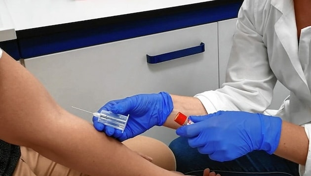 Für den Neutralisationstest, also die Suche nach einer etwaigen Immunität, wird Blut aus einer Vene entnommen. (Bild: Kimeswenger Fritz)