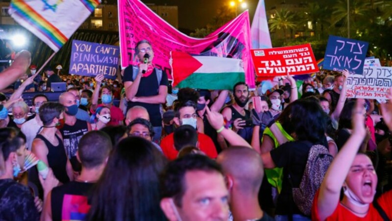 Am vergangenen Freitag versammelten sich Tausende Menschen in der israelischen Stadt Tel Aviv, um gemeinsam den „Pride Day“ zu feiern. Am Mittwochabend meldeten die Gesundheitsbehörden 868 neue Corona-Infektionen. (Bild: AFP )